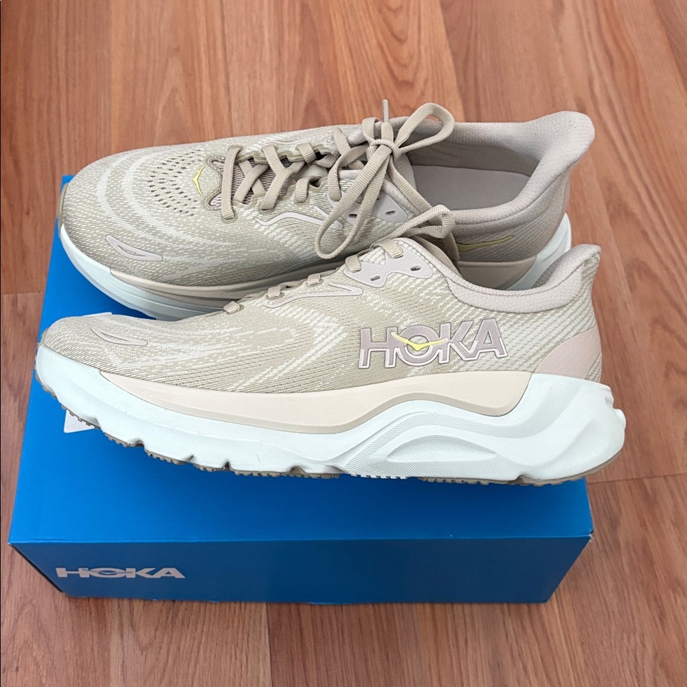 Hoka Women's  Arahi 8 Road-Running Shoes